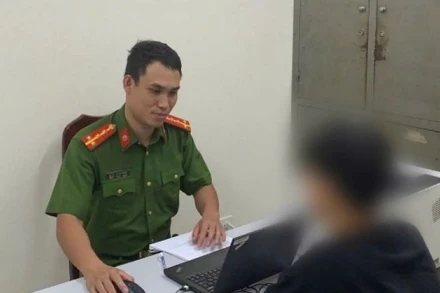 Công an phường Phú Lương làm việc với một "nạn nhân" của "bắt cóc online".