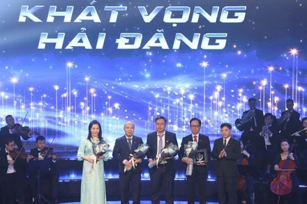 Các nhà khoa học tham dự chương trình.