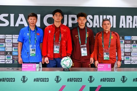 Huấn luyện viên và cầu thủ hai đội U23 Việt Nam-U23 Trung Quốc chụp ảnh lưu niệm tại họp báo trước trận đấu. (Ảnh: Website Liên Đoàn Bóng Đá Việt Nam)