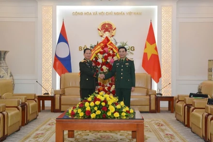 Đại tướng Phan Văn Giang, Ủy viên Bộ Chính trị, Phó Bí thư Quân ủy Trung ương, Bộ trưởng Quốc phòng và Thượng tướng Khamliang Outhakaysone, Ủy viên Bộ Chính trị Ban Chấp hành Trung ương Đảng Nhân dân Cách mạng Lào, Bộ trưởng Bộ Quốc phòng Lào.