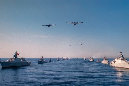 Các biên đội tàu và máy bay tham gia diễu binh.