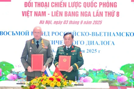 Thượng tướng Hoàng Xuân Chiến, Ủy viên Trung ương Đảng, Ủy viên Thường vụ Quân ủy Trung ương, Thứ trưởng Quốc phòng và Thượng tướng Alexander Vasilyevich Fomin ký bản ghi nhớ giữa Việt Nam-Liên bang Nga.