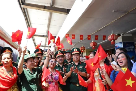 Rất đông người dân đến ga Hà Nội tiễn các khối diễu binh, diễu hành.