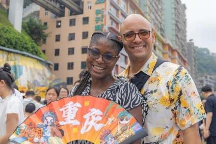 Du khách nước ngoài chụp ảnh check-in tại thành phố Trùng Khánh, Trung Quốc. (Ảnh: Tân Hoa Xã)