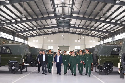 Đồng chí Lê Tấn Cận, Thứ trưởng Tài chính và Đoàn công tác kiểm tra kho dự trữ quốc gia thuộc Cục Xe máy-Vận tải.