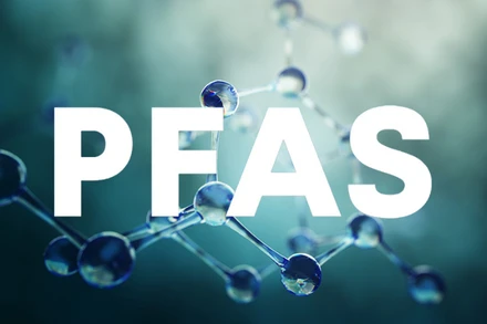 Do cấu trúc phân tử của PFAS tạo ra một trong những liên kết chặt chẽ nhất của hóa học hữu cơ, do đó chúng rất khó để phân hủy trong môi trường tự nhiên. (Ảnh: AUREA)