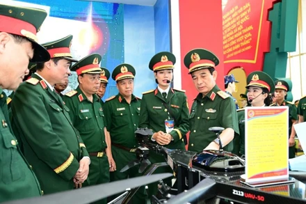 Đại tướng Phan Văn Giang và Đoàn đại biểu cấp cao Bộ Quốc phòng nghe giới thiệu sản phẩm tại Triển lãm.