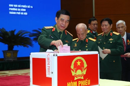Đại tướng Phan Văn Giang cùng các đồng chí nguyên Bộ trưởng Quốc phòng, nguyên Phó Chủ tịch Quốc hội bỏ phiếu bầu cử.