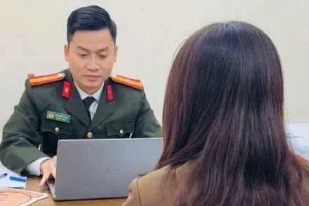 Công an Hà Nội làm việc với đối tượng đăng tin sai sự thật về công tác khám, chữa bệnh tại Bệnh viện Bạch Mai.
