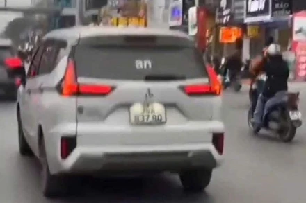 Xe ô-tô gắn đèn Led có dòng chữ xúc phạm lực lượng Công an.