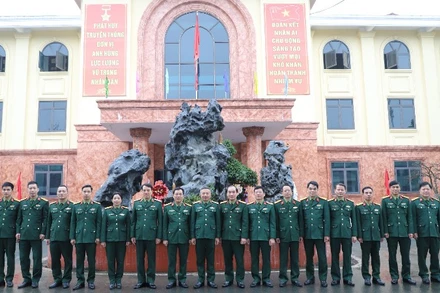 Đoàn công tác của Quân ủy Trung ương, Bộ Quốc phòng cùng lãnh đạo, chỉ huy, cán bộ Bệnh viện Quân y 105.