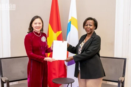 Đại sứ Nguyễn Thị Vân Anh trình Thư Ủy nhiệm lên Tổng Thư ký Pháp ngữ Louise Mushikiwabo.