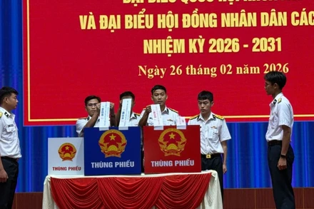 Niêm phong thùng phiếu.