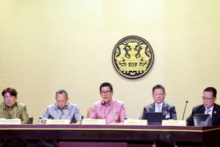 Phó Thủ tướng, Bộ trưởng Tài chính Ekniti Nitithanprapas (giữa) thông tin về Chương trình Khon La Khrueng Plus. (Ảnh: Văn phòng Thủ tướng Thái Lan)