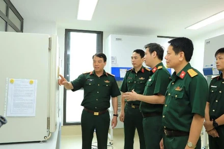 Thiếu tướng Vũ Văn Cường và đoàn công tác kiểm tra hoạt động thực tiễn tại các khoa chuyên môn của Viện Y học dự phòng Quân đội.