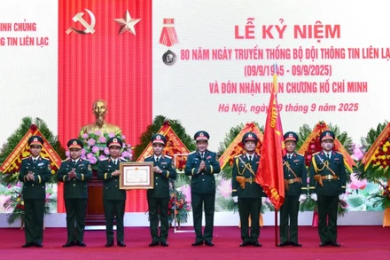 Thừa ủy quyền của Chủ tịch nước, Thượng tướng Võ Minh Lương, Ủy viên Trung ương Đảng, Ủy viên Thường vụ Quân ủy Trung ương, Thứ trưởng Quốc phòng trao Huân chương Hồ Chí Minh tặng Binh chủng Thông tin liên lạc.