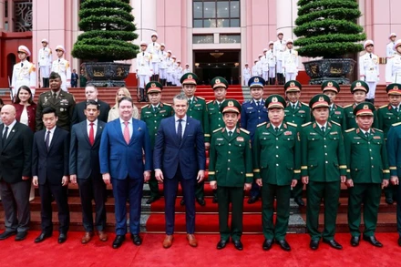 Bộ trưởng Phan Văn Giang và Bộ trưởng Pete Hegseth cùng các thành viên hai đoàn tại lễ đón.