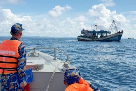 Cán bộ, chiến sĩ Tàu 627, Hải đội 511, Lữ đoàn 127, Vùng 5 Hải quân tiếp cận, tuyên truyền cho ngư dân đang khai thác hải sản trên vùng biển Tây Nam.