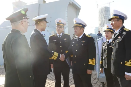 Đại diện Bộ tham mưu Hạm đội Bắc Hải của hải quân Trung Quốc đón đoàn.