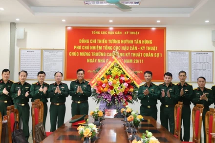 Thay mặt Đảng ủy, Chỉ huy Tổng cục Hậu cần-Kỹ thuật, Thiếu tướng Huỳnh Tấn Hùng tặng hoa chúc mừng Nhà trường nhân dịp kỷ niệm Ngày Nhà giáo Việt Nam.