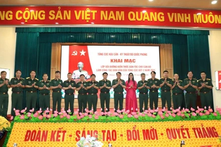 Lãnh đạo Tổng cục chụp hình với các đại biểu các cơ quan, đơn vị.