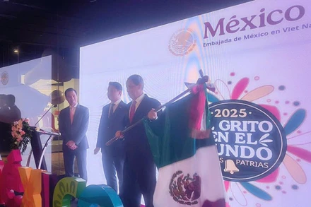 Thứ trưởng Ngoại giao Đặng Hoàng Giang, Đại sứ Mexico tại Việt Nam Alejandro Negrín và ông Vũ Anh Minh, Lãnh sự Danh dự Mexico tại Thành phố Hồ Chí Minh. (Ảnh: KHẮC KIÊN)