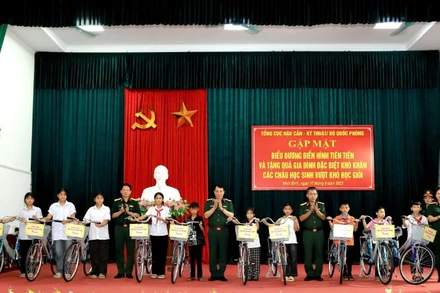 Lãnh đạo Tổng cục Hậu cần-Kỹ thuật tặng xe đạp cho học sinh vượt khó học giỏi.