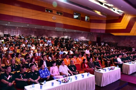 Đại biểu, khách mời tham dự chương trình "Còn mãi với thời gian".