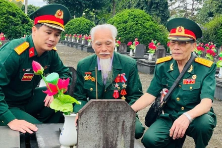 Các cựu chiến binh Sư đoàn 1 Anh hùng thắp hương tưởng nhớ đồng đội tại Nghĩa trang Liệt sĩ tỉnh Gia Lai.