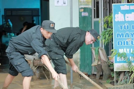 Thu dọn, nạo vét bùn đất cho 60 hộ gia đình ở thôn Tiến Thành, xã Con Cuông, Nghệ An.