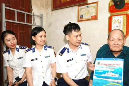 Đoàn công tác ân cần thăm hỏi, biết ơn những công lao của thế hệ cha anh.