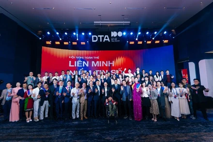 Đại biểu dự Hội nghị toàn thể lần thứ nhất Liên minh Niềm tin số chụp ảnh kỷ niệm.