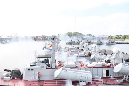 Các tàu khởi động máy chính và thao tác vũ khí trang bị kỹ thuật.
