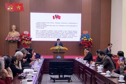 Chủ tịch Hội hữu nghị Việt Nam-Romania Hồ Quang Lợi phát biểu tại buổi gặp.