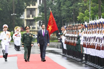 Đại tướng Phan Văn Giang và Phó Thủ tướng, Bộ trưởng Quốc phòng Slovakia Robert Kalinak duyệt Đội danh dự Quân đội nhân dân Việt Nam. 