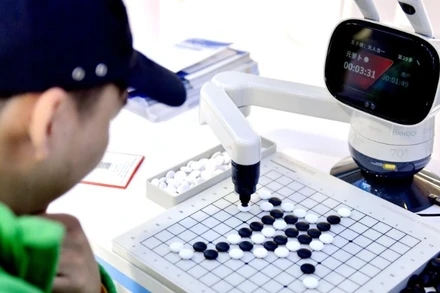 Khách tham quan thi đấu cờ ca-rô với người máy tại Triển lãm kinh tế số quốc tế Trung Quốc 2025. (Ảnh: Tân Hoa xã)