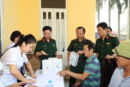 Khám, cấp thuốc gia đình chính sách, người có hoàn cảnh khó khăn.