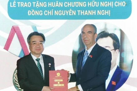 Đại sứ Cuba tại Việt Nam Rogelio Polanco Fuentes trao tặng Huân chương Hữu nghị của Nhà nước Cuba cho đồng chí Nguyễn Thanh Nghị. (Ảnh: TTXVN)