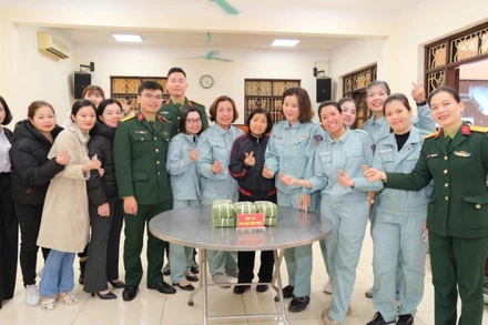 Hội thi gói bánh chưng với chủ đề "Bánh chưng xanh-Tết đoàn viên" tại Đoàn 195.