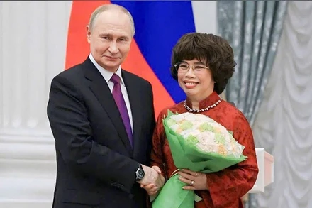 Tổng thống Liên bang Nga Vladimir Putin trao tặng Anh hùng Lao động Việt Nam Thái Hương Huân chương Hữu nghị của Nhà nước Liên bang Nga. (Ảnh: Điện Kremlin)