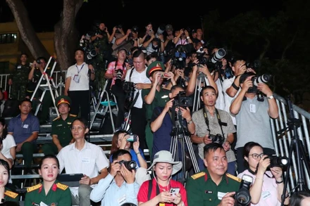 Nhóm phóng viên tác nghiệp tại buổi Tổng hợp luyện lần thứ nhất tại Quảng trường Ba Đình. (ẢNH: TRỌNG ĐỨC)