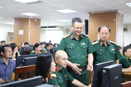 Thủ trưởng Tổng cục Hậu cần-Kỹ thuật kiểm tra quá trình thực hành trên phần mềm của học viên.