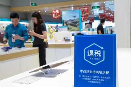 Một cửa hàng bán đồ điện tử có dịch vụ hoàn thuế ở thành phố Thâm Quyến, tỉnh Quảng Đông, Trung Quốc. (Ảnh: Tân Hoa xã)