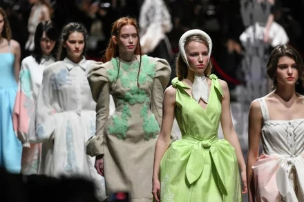 Các người mẫu trình diễn thời trang Alena Akhmadullina trong khuôn khổ Tuần lễ Thời trang Moskva lần thứ 6 tại Trung tâm triển lãm Manege. (Ảnh: RIA Novosti)