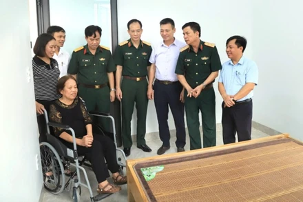 Lãnh đạo Tổng cục Hậu cần–Kỹ thuật và Lãnh đạo địa phương thăm nhà mới và động viên gia đình.