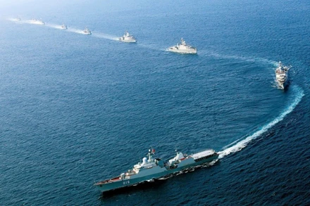 Lực lượng tàu mặt nước của Hải quân luyện tập diễu binh trên biển.