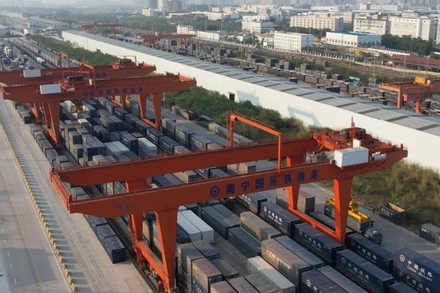 Cầu trục bốc xếp container ở Cảng đường sắt quốc tế Nam Ninh. (Ảnh: Mạng tin tức Quảng Tây)