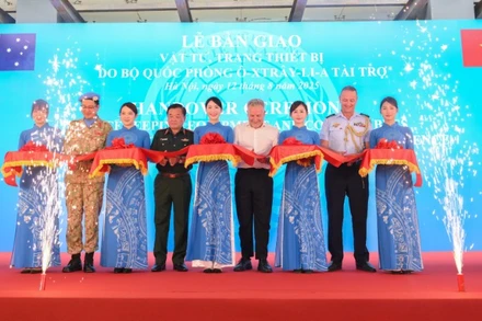 Thượng tướng Hoàng Xuân Chiến, Ủy viên Trung ương Đảng, Ủy viên Quân ủy Trung ương, Thứ trưởng Quốc phòng, Phó Tổng Thư ký Quốc phòng Australia Hugh Jeffrey cùng các đại biểu thực hiện nghi thức cắt băng lễ bàn giao vật tư, trang thiết bị.