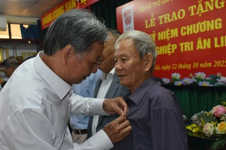 Trao Kỷ niệm chương "Vì sự nghiệp tri ân liệt sĩ".