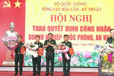Thiếu tướng Nguyễn Trọng Thiện trao Quyết định công nhận doanh nghiệp trực tiếp phục vụ quốc phòng, an ninh. 